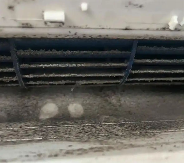 措美空调吹的风有股烧焦味是怎么回事